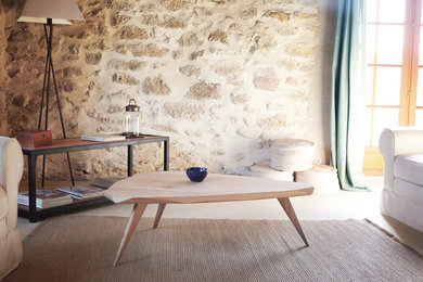 Diseño de sala de estar abierta nórdica de tamaño medio con paredes beige y suelo beige