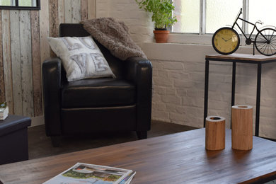 Foto de sala de estar cerrada retro de tamaño medio sin chimenea y televisor con paredes blancas