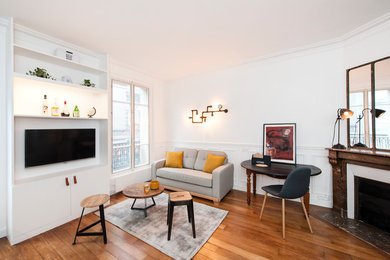 Cette image montre une salle de séjour design de taille moyenne et ouverte avec un mur blanc, un sol en bois brun, une cheminée d'angle et un téléviseur encastré.