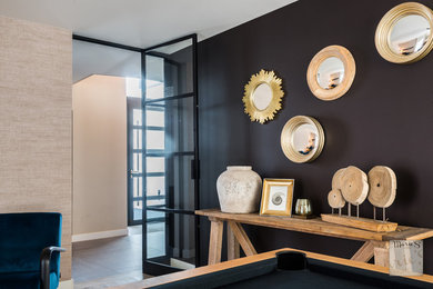 Ejemplo de sala de estar abierta contemporánea grande con paredes marrones, suelo de baldosas de cerámica y suelo beige
