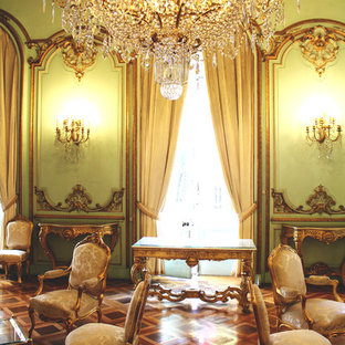 Réalisation d'une salle de séjour tradition de taille moyenne et ouverte avec un mur vert, un sol en bois brun, aucune cheminée et aucun téléviseur.
