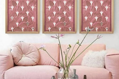 На фото: огромная изолированная гостиная комната в классическом стиле с с книжными шкафами и полками, розовыми стенами, ковровым покрытием и белым полом без камина