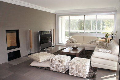 Cette photo montre une salle de séjour de taille moyenne et ouverte avec un mur beige, un sol en carrelage de céramique et un sol gris.
