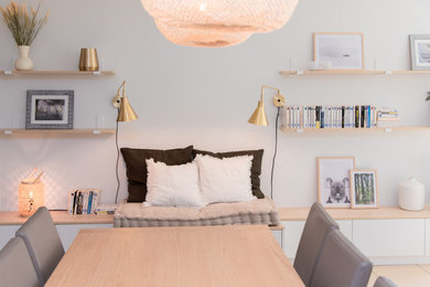 Idées déco pour une salle de séjour moderne de taille moyenne et ouverte avec une bibliothèque ou un coin lecture, un mur blanc, un sol en carrelage de céramique, un téléviseur fixé au mur et un sol beige.