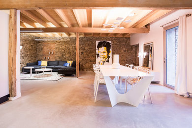 Exemple d'une grande salle de séjour tendance ouverte avec sol en béton ciré.