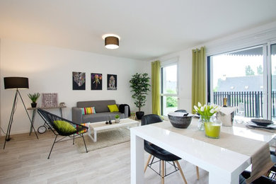 Aménagement d'une salle de séjour contemporaine de taille moyenne et ouverte avec un mur blanc et parquet clair.