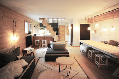 Diseño de sala de estar abierta rústica de tamaño medio sin chimenea con paredes beige, suelo de madera clara y suelo marrón