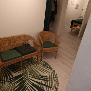 Esempio di una palestra multiuso tropicale con pareti verdi, parquet chiaro e pavimento beige