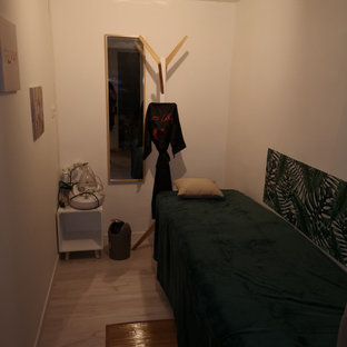 Idee per una palestra in casa tropicale con pareti verdi, parquet chiaro e pavimento beige