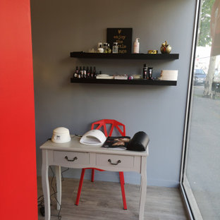 Idee per una palestra in casa minimalista con pareti grigie, parquet chiaro e pavimento beige