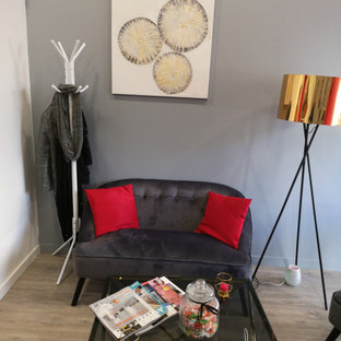 Esempio di una palestra in casa minimalista con pareti rosse, parquet chiaro e pavimento beige
