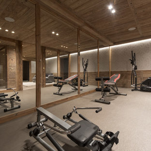 Ispirazione per una grande palestra multiuso stile rurale con pareti marroni, pavimento in linoleum e pavimento multicolore
