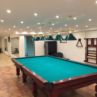 Großer, Multifunktionaler Moderner Fitnessraum mit beiger Wandfarbe, Terrakottaboden und beigem Boden in Nizza