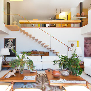 Diseño de salón para visitas abierto, bohemio, sin chimenea, con paredes blancas