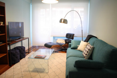 Diseño de salón cerrado mediterráneo pequeño con paredes azules, suelo de madera en tonos medios, televisor independiente y suelo marrón