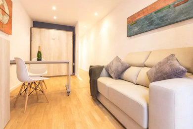 Foto de salón abierto contemporáneo pequeño con suelo de madera en tonos medios y suelo beige