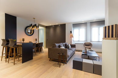 Diseño de salón para visitas abierto contemporáneo de tamaño medio sin chimenea con paredes multicolor y suelo de madera clara