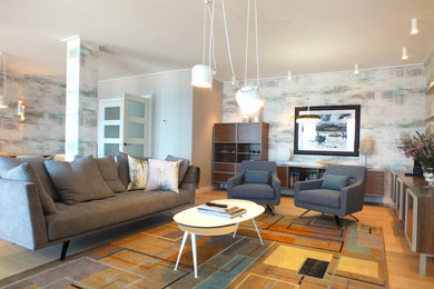 Imagen de salón para visitas cerrado contemporáneo grande sin chimenea y televisor con suelo de madera en tonos medios y paredes multicolor