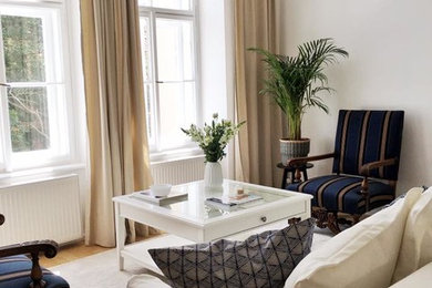 Foto di un piccolo soggiorno chic aperto con pareti bianche e pavimento in legno massello medio