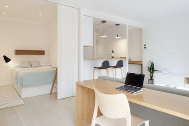 Aménagement d'un petit salon scandinave ouvert avec un mur blanc, parquet clair, une salle de réception et un sol beige.