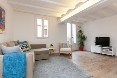 Foto de salón para visitas cerrado contemporáneo de tamaño medio sin chimenea con paredes blancas, suelo de madera en tonos medios y televisor independiente