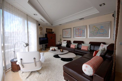 Mittelgroßes, Repräsentatives, Abgetrenntes Klassisches Wohnzimmer ohne Kamin mit beiger Wandfarbe und freistehendem TV in Madrid