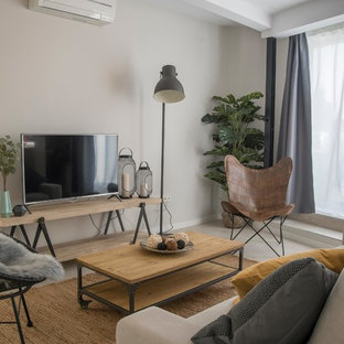 Modelo de salón abierto, contemporáneo, de tamaño medio, sin chimenea, con paredes grises, suelo de baldosas de cerámica, televisor independiente y suelo gris