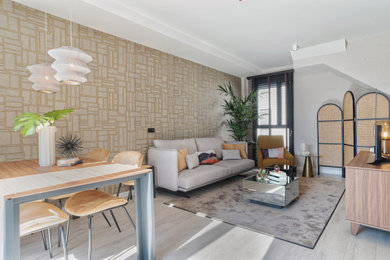 Imagen de salón cerrado tradicional renovado de tamaño medio con paredes marrones, suelo laminado, televisor independiente y suelo gris
