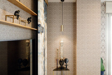 Foto de salón abierto moderno grande sin chimenea con pared multimedia