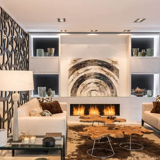 Foto de salón para visitas actual con paredes blancas, chimenea lineal y suelo beige