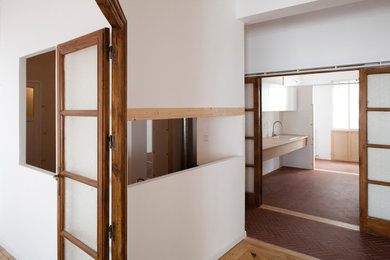 Diseño de salón para visitas abierto tradicional renovado de tamaño medio con paredes blancas, suelo de baldosas de cerámica y suelo rojo