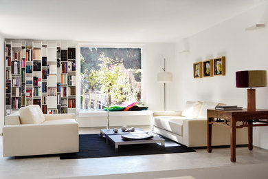 マドリードにある高級な広いコンテンポラリースタイルのおしゃれなリビング (白い壁、トラバーチンの床、暖炉なし、テレビなし) の写真