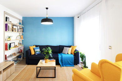 Diseño de salón abierto nórdico de tamaño medio con paredes azules, suelo de baldosas de cerámica y televisor independiente