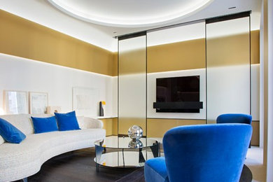 Foto de salón contemporáneo con paredes beige y televisor colgado en la pared