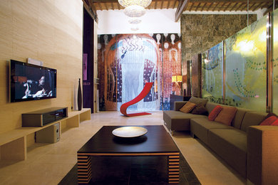 Diseño de salón abierto bohemio grande sin chimenea con paredes multicolor, suelo de baldosas de cerámica y televisor colgado en la pared