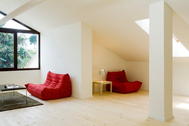 Diseño de salón abierto actual de tamaño medio con suelo de madera clara