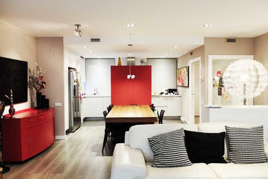 Ejemplo de salón abierto moderno de tamaño medio sin chimenea y televisor con paredes beige y suelo de madera en tonos medios