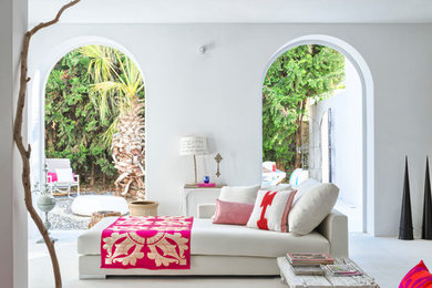 Ispirazione per un grande soggiorno mediterraneo aperto con pareti bianche e pavimento bianco