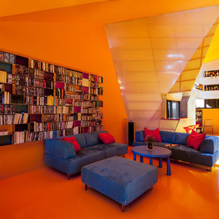Diseño de salón para visitas abierto, minimalista, grande, sin televisor, con parades naranjas
