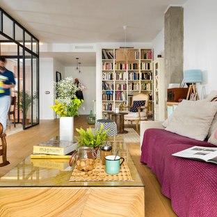Diseño de biblioteca en casa abierta, contemporánea, de tamaño medio, con paredes blancas y suelo de madera en tonos medios