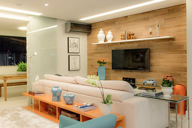 他の地域にあるコンテンポラリースタイルのおしゃれな応接間 (茶色い壁、磁器タイルの床、壁掛け型テレビ、白い床) の写真