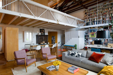 Modelo de salón para visitas abierto ecléctico grande sin chimenea y televisor con suelo de madera en tonos medios y paredes blancas