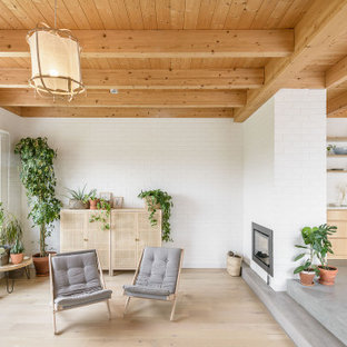 Imagen de salón para visitas abierto, madera y ladrillo, contemporáneo, de tamaño medio, ladrillo, sin televisor, con paredes blancas, suelo de madera clara, chimenea tradicional, marco de chimenea de ladrillo, suelo beige y ladrillo