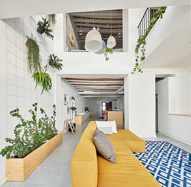 Scandinavian Living Room by TheHallStudio & Manu Pagés Arquitectura