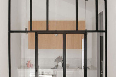 Foto de salón para visitas minimalista grande con paredes blancas, suelo de madera clara y suelo marrón