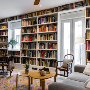 Foto de biblioteca en casa ecléctica con paredes blancas y suelo beige