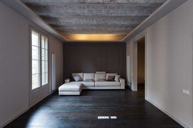 Cette image montre un salon minimaliste de taille moyenne et fermé avec une salle de réception et parquet peint.