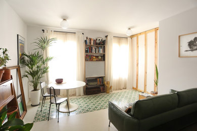 Foto de salón abierto contemporáneo pequeño con paredes blancas, suelo de linóleo, televisor retractable y suelo blanco