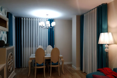 Foto de salón moderno de tamaño medio con paredes beige y suelo de madera clara