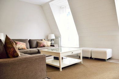 Ejemplo de salón para visitas abierto minimalista de tamaño medio sin televisor con paredes blancas